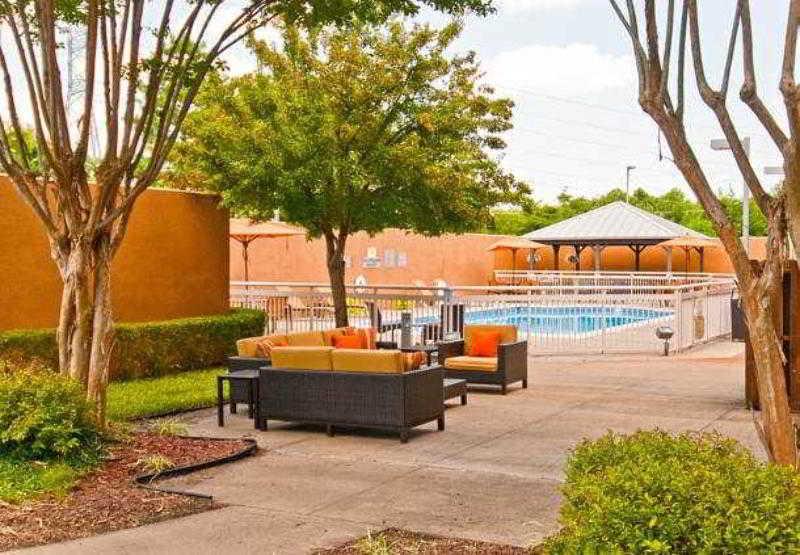 Hotel Courtyard East/bill Morris Parkway