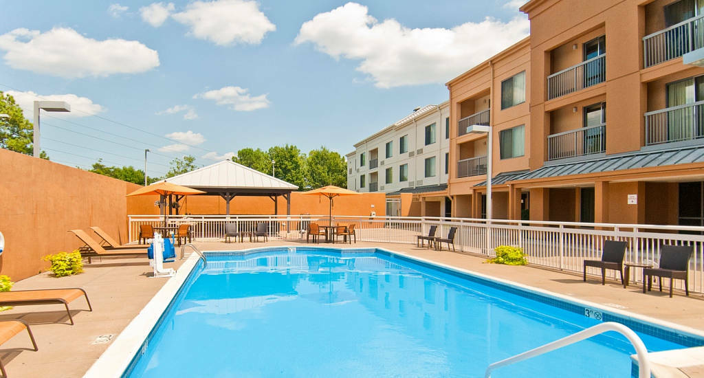 Hotel Courtyard East/bill Morris Parkway 3*